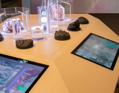 interaktive Installation im Museum mit Exponaten und Touchscreens