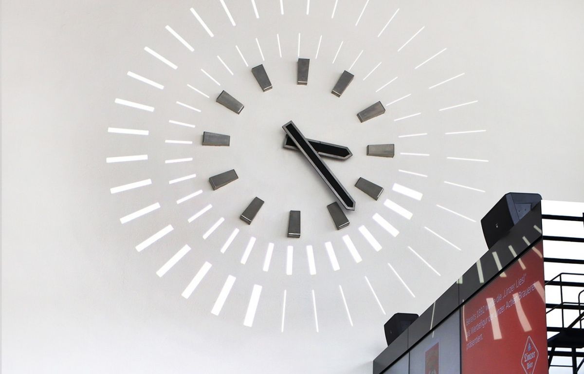 Interaktive Wandprojektion gobo Wanduhr in denkmalgeschützter Tabakfabrik