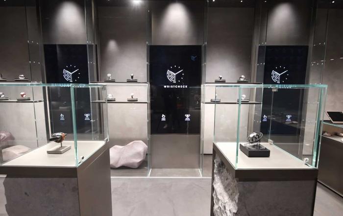 Gesture control of products at POS Garamantis implements interactive shop window in Hong Kong