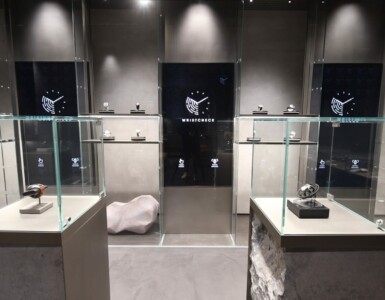 Gesture control of products at POS Garamantis implements interactive shop window in Hong Kong