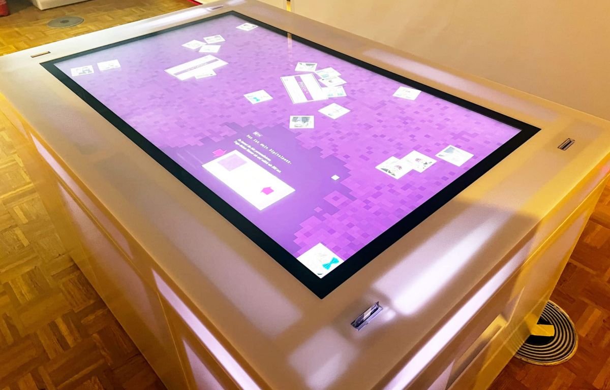 Multitouch-Tisch mit Kartenleser in der digitalen Ausstellung im Haus der Geschichte