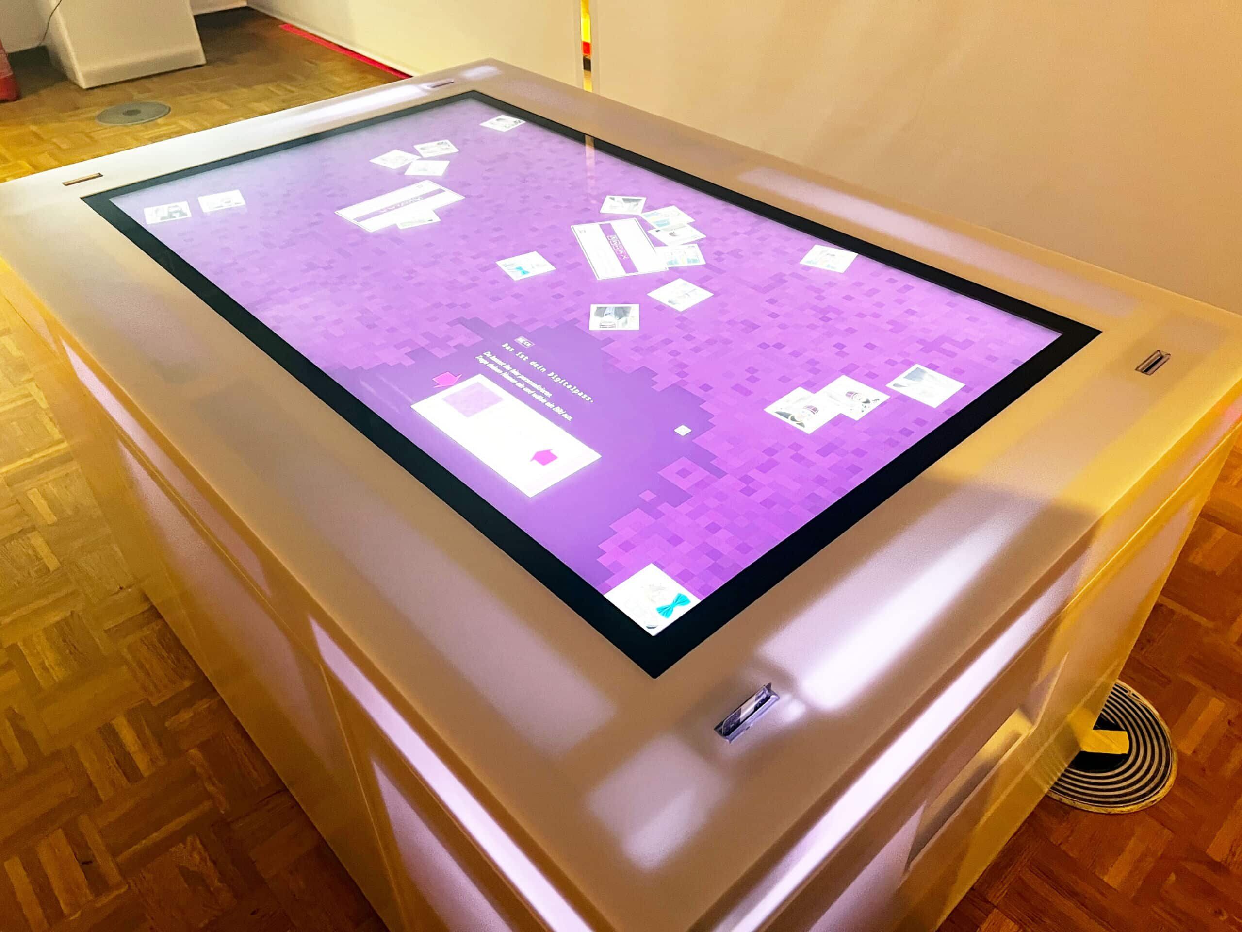 Multitouch-Tisch mit Kartenleser in der digitalen Ausstellung im Haus der Geschichte