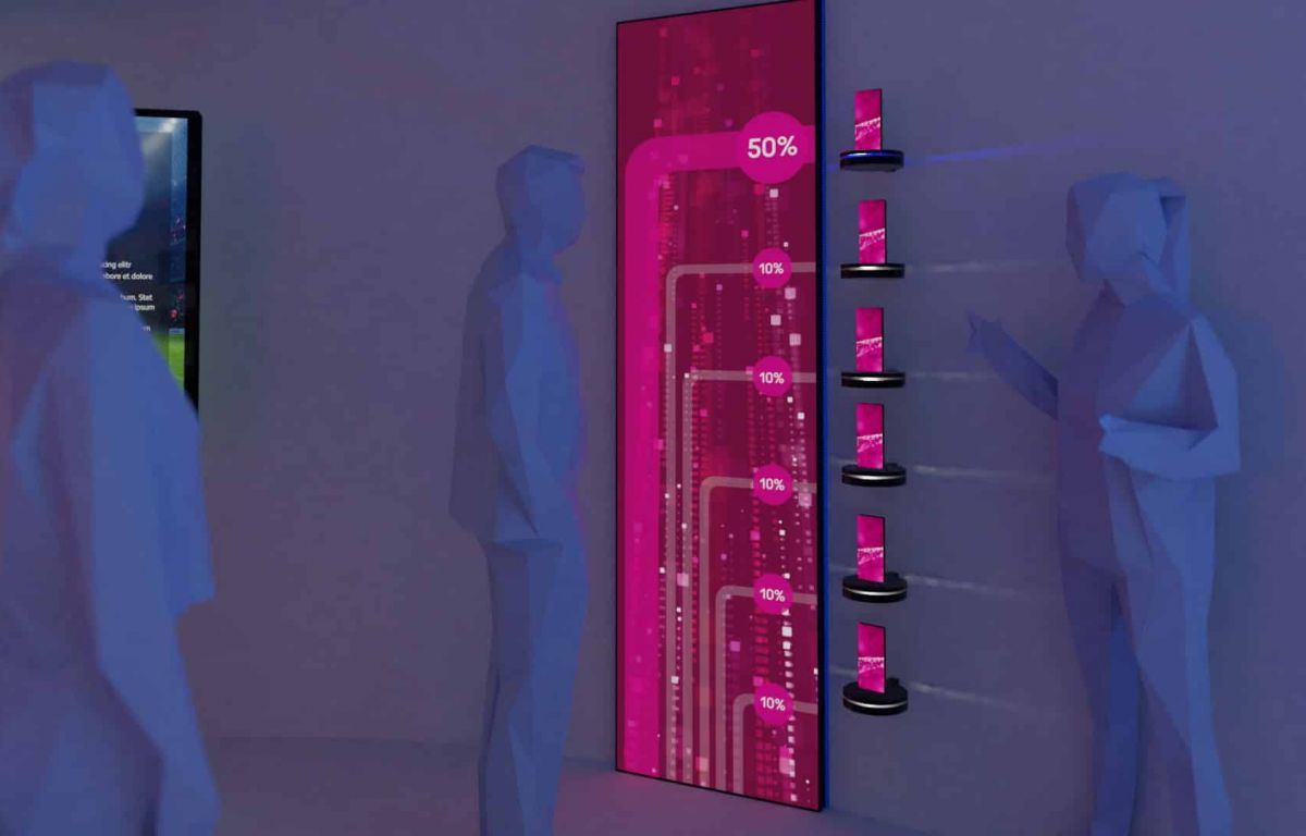 Sonderformat Strech-Screen mit Smartphones auf interaktiven Drehtellern im Showroom der Telekom