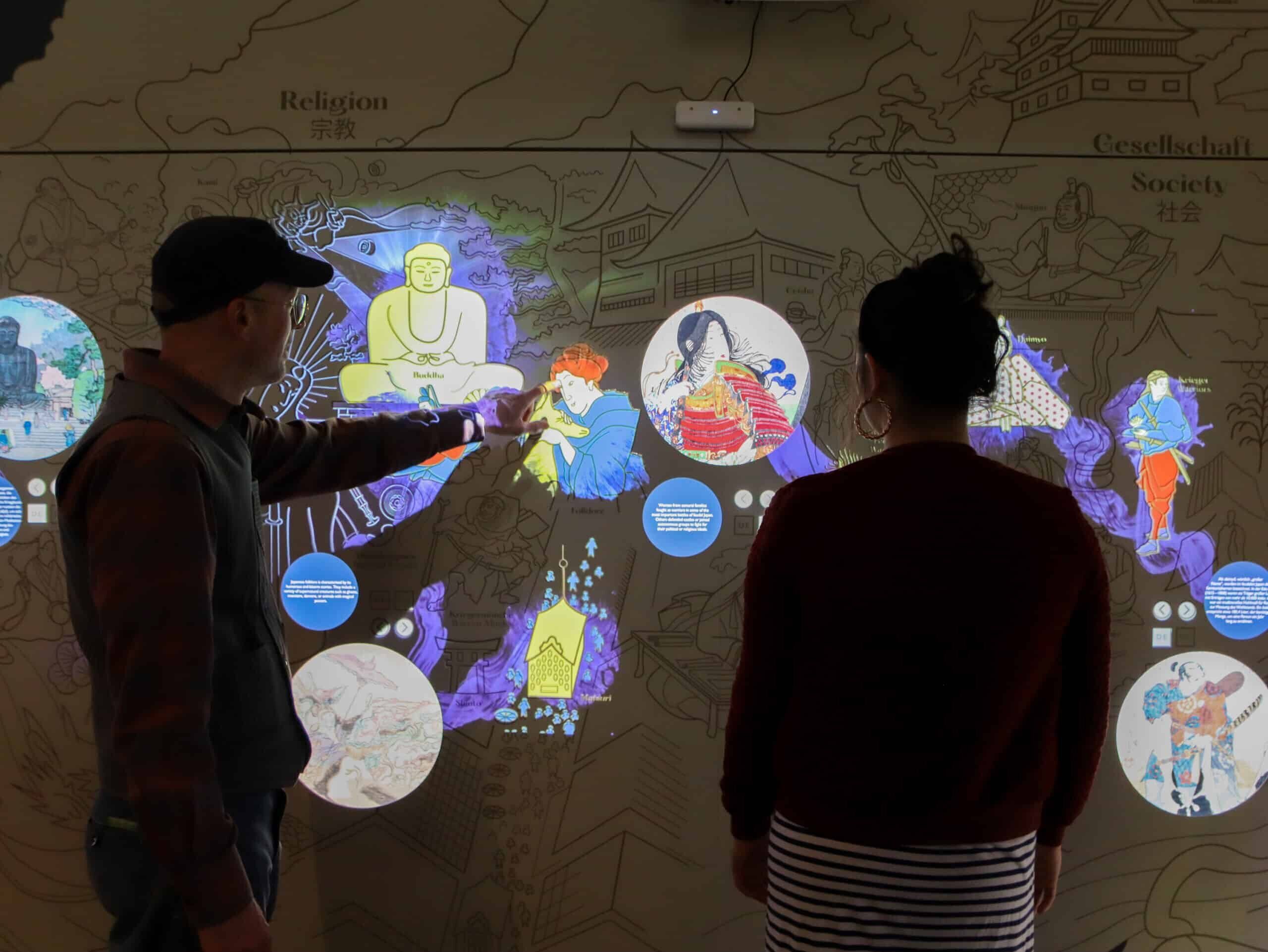 Interaktive Wand mit Projection Mapping und Touchscreens