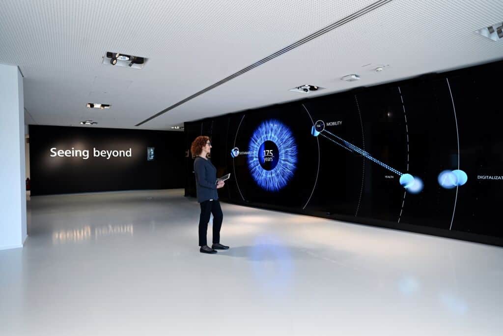 Zeiss 175-Jahre Display-wall in interaktiver Unternehmensausstellung
