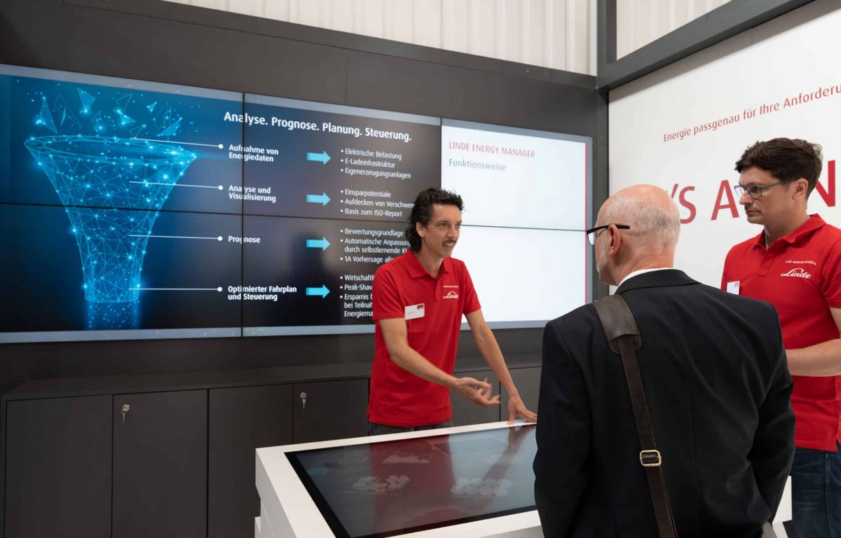 On 55-inch multi-touch table, trade fair visitors playfully deal with energy consumption and energy forecasts in companies