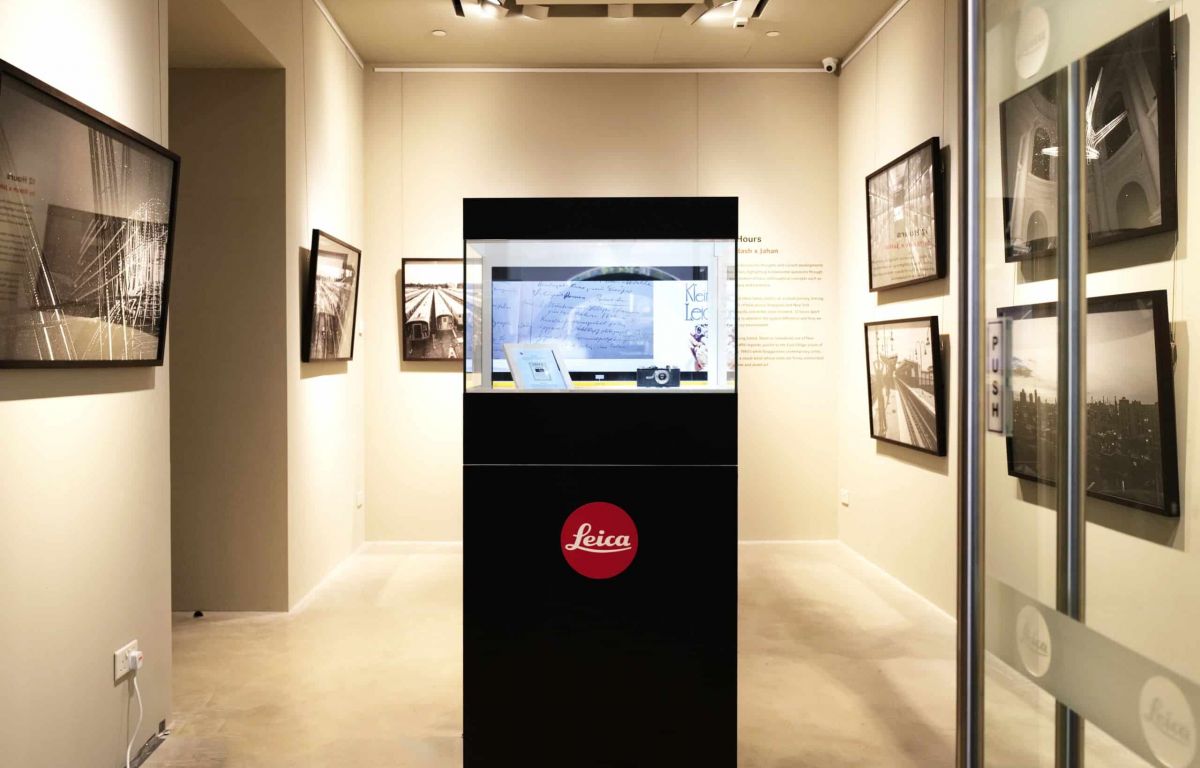 Interaktive Vitrine für hochwertige Kameras von Leica