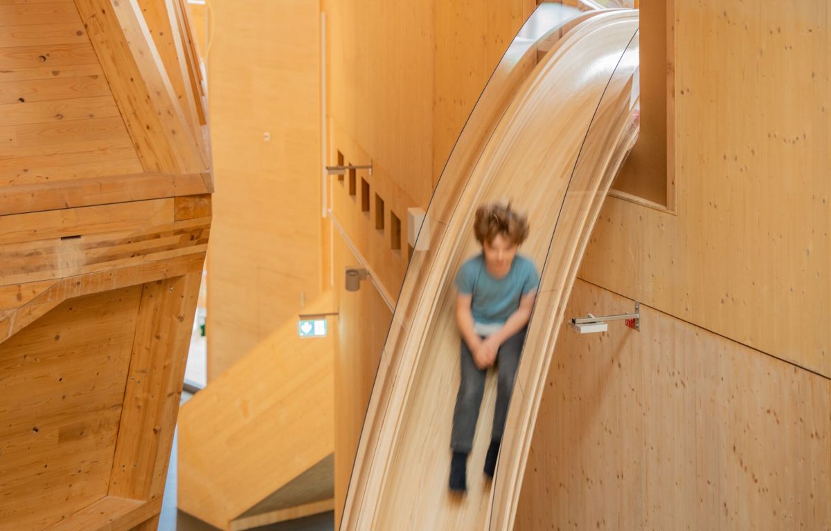 Holzrutschbahn im Mitmach-Museum Nawareum